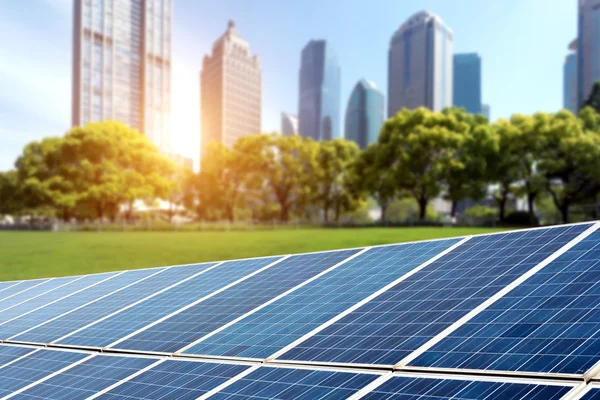 Paneles solares ciudades Fotos De Stock Sin Royalties Gratis