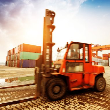 Tersanenin güzel s ile konteyner kutu taşıma forklift