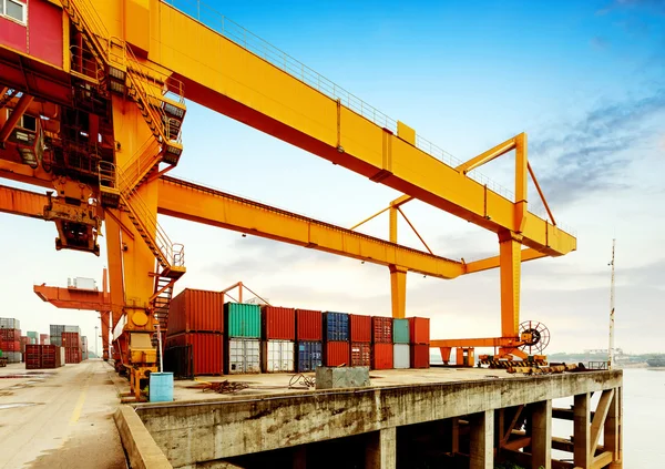 Kranen en containerterminal op — Stockfoto