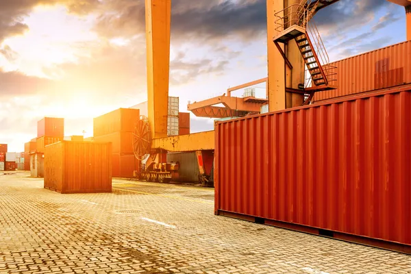 La terminal de contenedores al atardecer — Foto de Stock