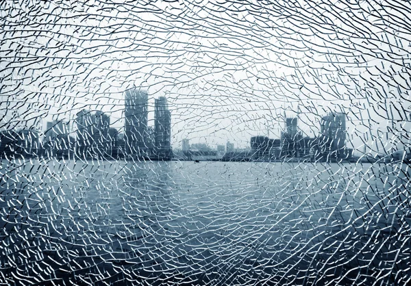 Rozbité sklo mimo města — Stock fotografie