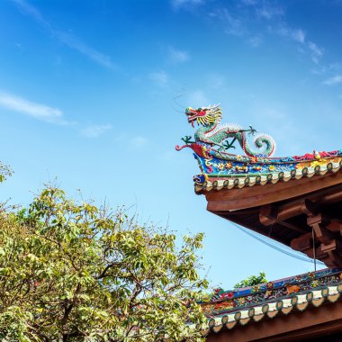 Çince ejderha heykeli