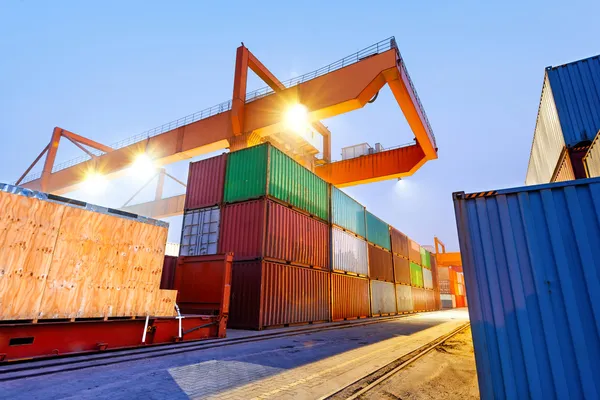 Gece konteyner terminali