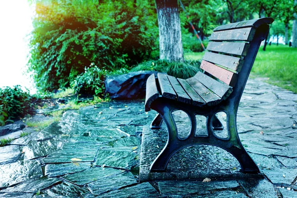 湖の木製の椅子 — ストック写真