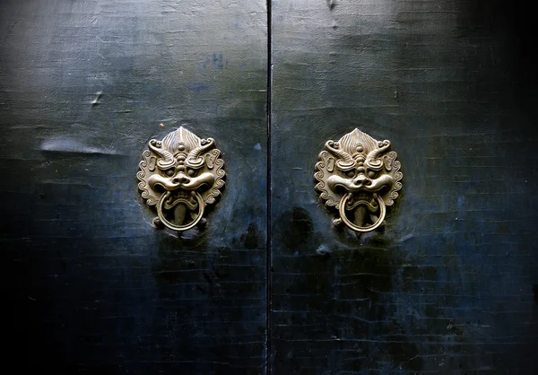 东方古代建筑门环 — 图库照片