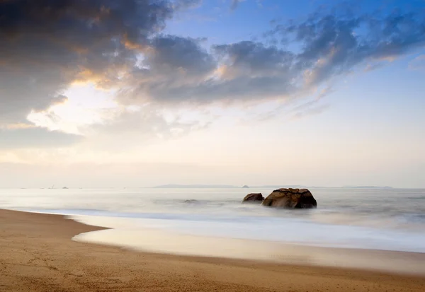 Пляж и камни — стоковое фото