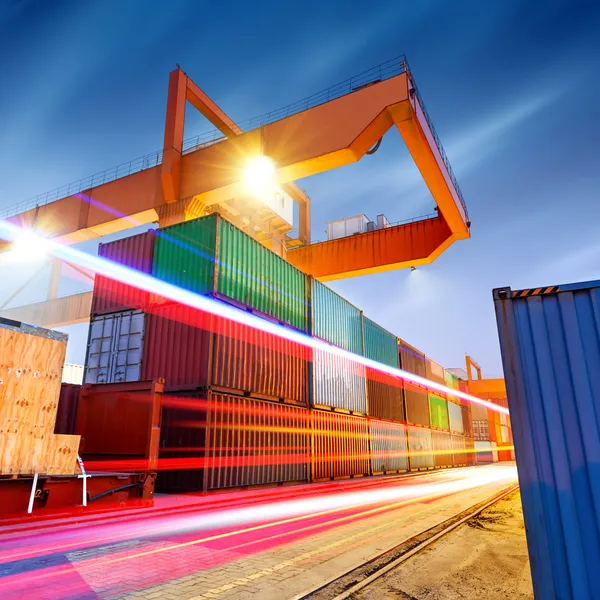 Terminal de contenedores por la noche — Foto de Stock