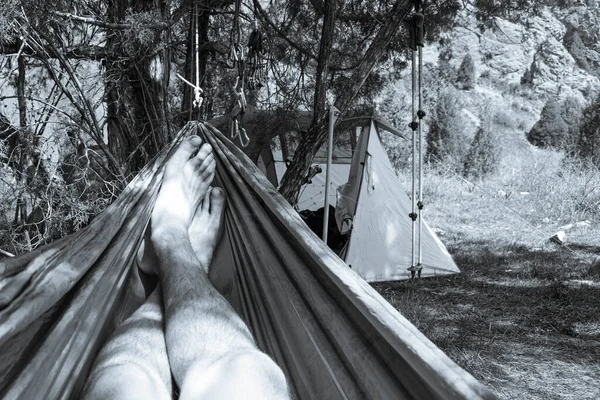 Nackte Füße Eines Bergsteigers Der Sich Einer Hängematte Vor Der — Stockfoto