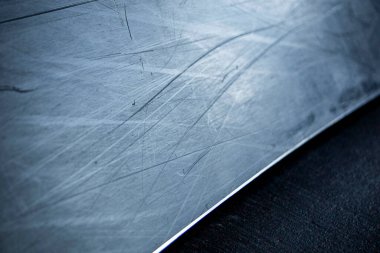 Snowboard girişte yerde yatıyor.