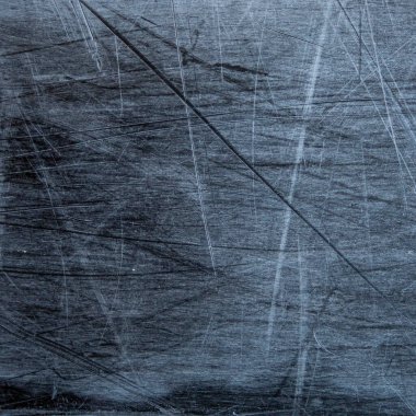 Snowboard girişte yerde yatıyor.