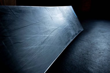 Snowboard girişte yerde yatıyor.