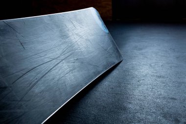 Snowboard girişte yerde yatıyor.