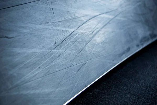 Snowboard girişte yerde yatıyor.