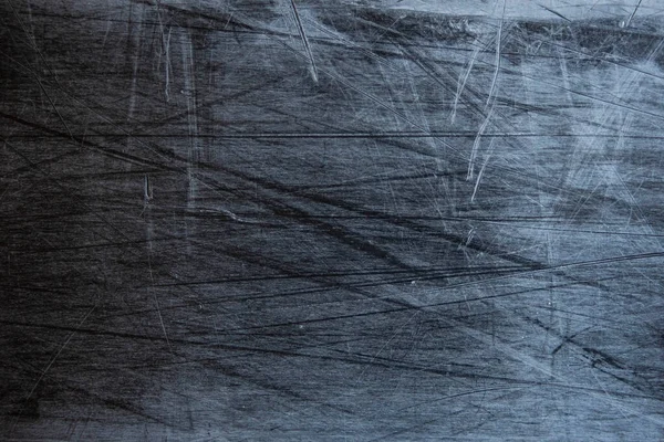 Snowboard girişte yerde yatıyor.