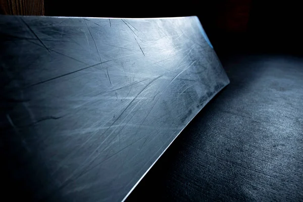 Snowboard girişte yerde yatıyor.