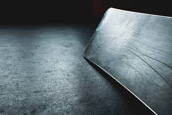 Snowboard girişte yerde yatıyor.