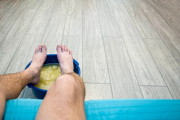 Stoupat Nohy Umyvadle Léků Horkým Roztokem Aby Zabránilo Nachlazení Chladném — Stock fotografie
