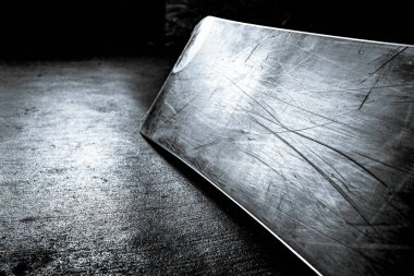 Snowboard girişte yerde yatıyor.