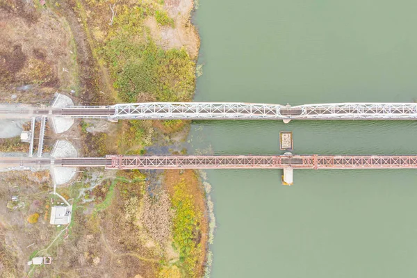 Most Kolejowy Sfotografowany Drona Późną Jesienią Przez Czystą Rzekę — Zdjęcie stockowe