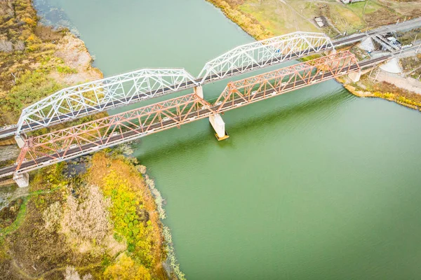 Vasúti Híd Fényképezett Egy Drón Késő Ősszel Egy Tiszta Folyón — Stock Fotó