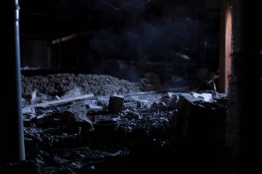 Bir genelevin tavan arasında uygun olmayan bir havalandırma sisteminde kanalizasyonun buharlaşması