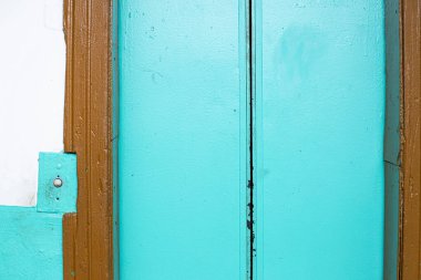 Kapalı asansör şaftı kapıları olan eski asansör düğmeleri, ön ve arka plan bokeh etkisi ile bulanıklaştırılmış