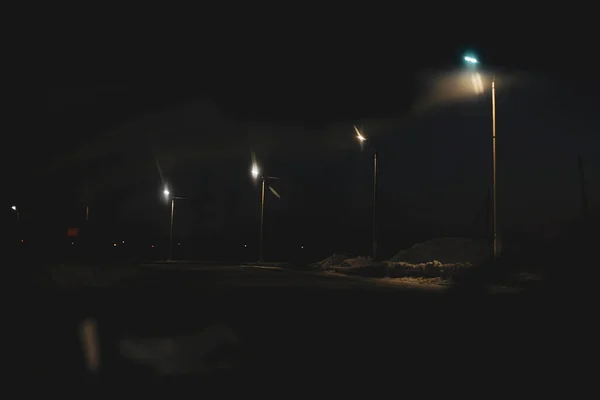 司机和挡风玻璃在夜间的模糊形象 前灯和道路都很差 前后的背景模糊不清 产生了Bokeh效应 — 图库照片