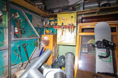 Yıllar önce terk edilmiş kalabalık bir konteynırda büyük bir karmaşa.