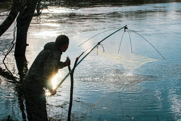 Yasaklama ve yumurtlama döneminde, bir kaçak avcının ağla balık tutması doğa koruma yasasını ihlal ediyor.