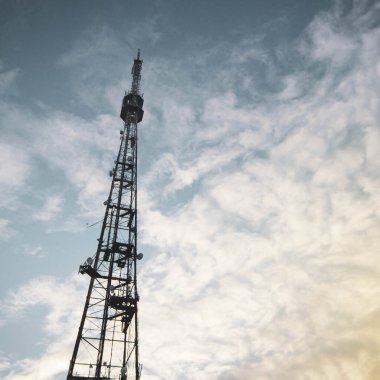 Mavi gökyüzüne karşı iki eyaletin sınırındaki bir televizyon baz istasyonu. Önü ve arkası bokeh etkisi ile bulanık.