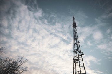Mavi gökyüzüne karşı iki eyaletin sınırındaki bir televizyon baz istasyonu. Önü ve arkası bokeh etkisi ile bulanık.