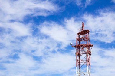 Mavi gökyüzüne karşı iki eyaletin sınırındaki bir televizyon baz istasyonu. Önü ve arkası bokeh etkisi ile bulanık.