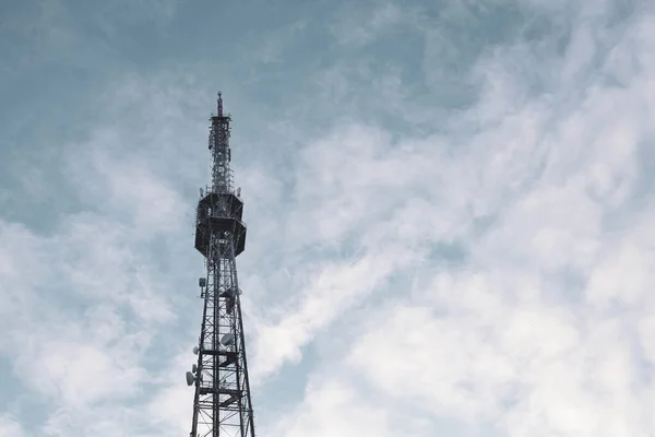 하늘을 배경으로 의경계에 텔레비전셀 타워의 흐릿하게 보이는 효과를 — 스톡 사진