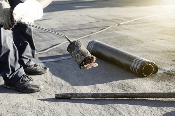 Vår Reparation Ett Mjukt Tak Med Valsade Material Med Hjälp — Stockfoto