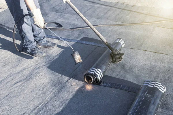 Vår Reparation Ett Mjukt Tak Med Valsade Material Med Hjälp — Stockfoto