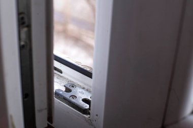 Uzun bir kıştan sonra kirli plastik pencereler, şehir merkezindeki bir toprak tortuları. ön ve arka plan bokeh etkisi ile bulanıklaştırıldı