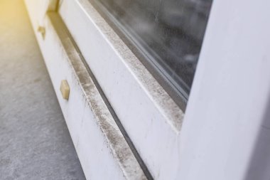 Uzun bir kıştan sonra kirli plastik pencereler, şehir merkezindeki bir toprak tortuları. ön ve arka plan bokeh etkisi ile bulanıklaştırıldı