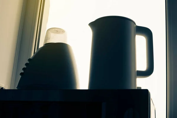 Waterkoker Koffiemolen Die Een Magnetron Staan Tegen Een Raam Met — Stockfoto