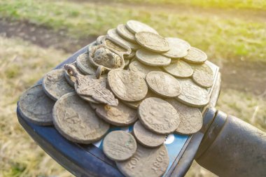 Rus İmparatorluğu 'nun eski sikkeleri arkeolojik kazılar sırasında metal dedektör kullanılarak bulunmuştur. Ön ve arka plan bokeh etkisi ile bulanıklaşmıştır.