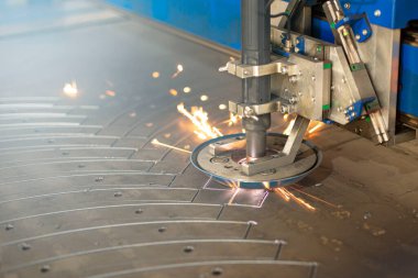 Bir CNC makinesinde, ülkenin merkezindeki büyük bir makine-alet fabrikasında yakın çekim lazer kesimi.