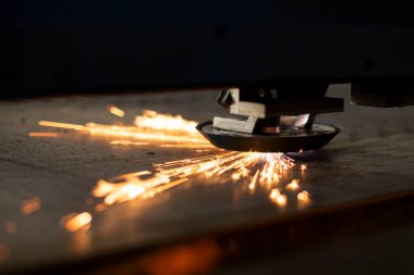 Bir CNC makinesinde, ülkenin merkezindeki büyük bir makine-alet fabrikasında yakın çekim lazer kesimi.