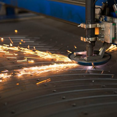 Bir CNC makinesinde, ülkenin merkezindeki büyük bir makine-alet fabrikasında yakın çekim lazer kesimi.
