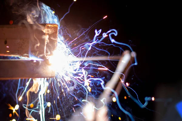 Schweißer Der Einer Metallstruktur Arbeitet Die Ein Dringendes Problem Der — Stockfoto