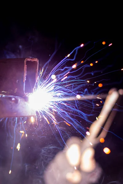 Schweißer Der Einer Metallstruktur Arbeitet Die Ein Dringendes Problem Der — Stockfoto