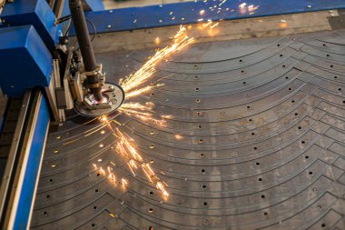Boşluk oluşturma işlemi sırasında cnc metal dönüm makinesi, ön ve arkaplan bir bokeh etkisi ile bulanıklaştırılır