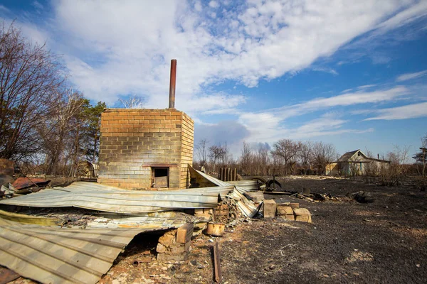 Rus saldırıları sırasında Ukrayna 'da evleri bombaladı, şehrin dış mahallelerinde evleri yaktı.