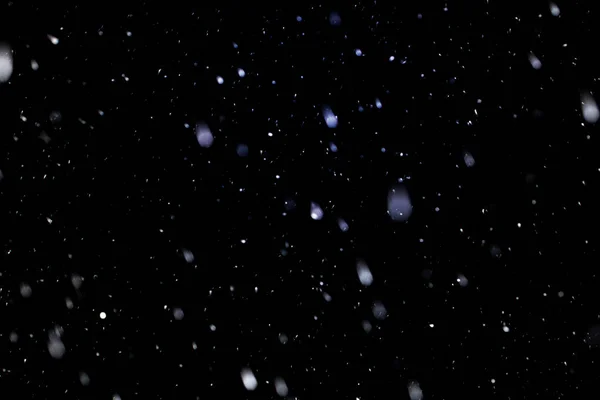 真正的雪在黑色的背景上 它是雪 混合层的屏幕 — 图库照片