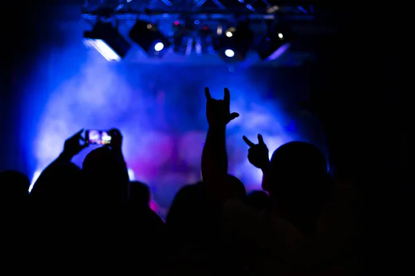 Підняті Руки Божевільних Людей Рок Концерті Спереду Ззаду Розмиті Ефектом — стокове фото
