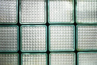 Eski cam bloklardan oluşan bir duvar eğri büğrü katlanmış ve uzun bir süre banyoda kalmış.