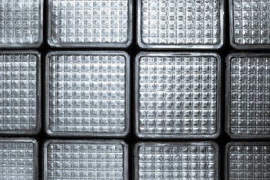 Eski cam bloklardan oluşan bir duvar eğri büğrü katlanmış ve uzun bir süre banyoda kalmış.